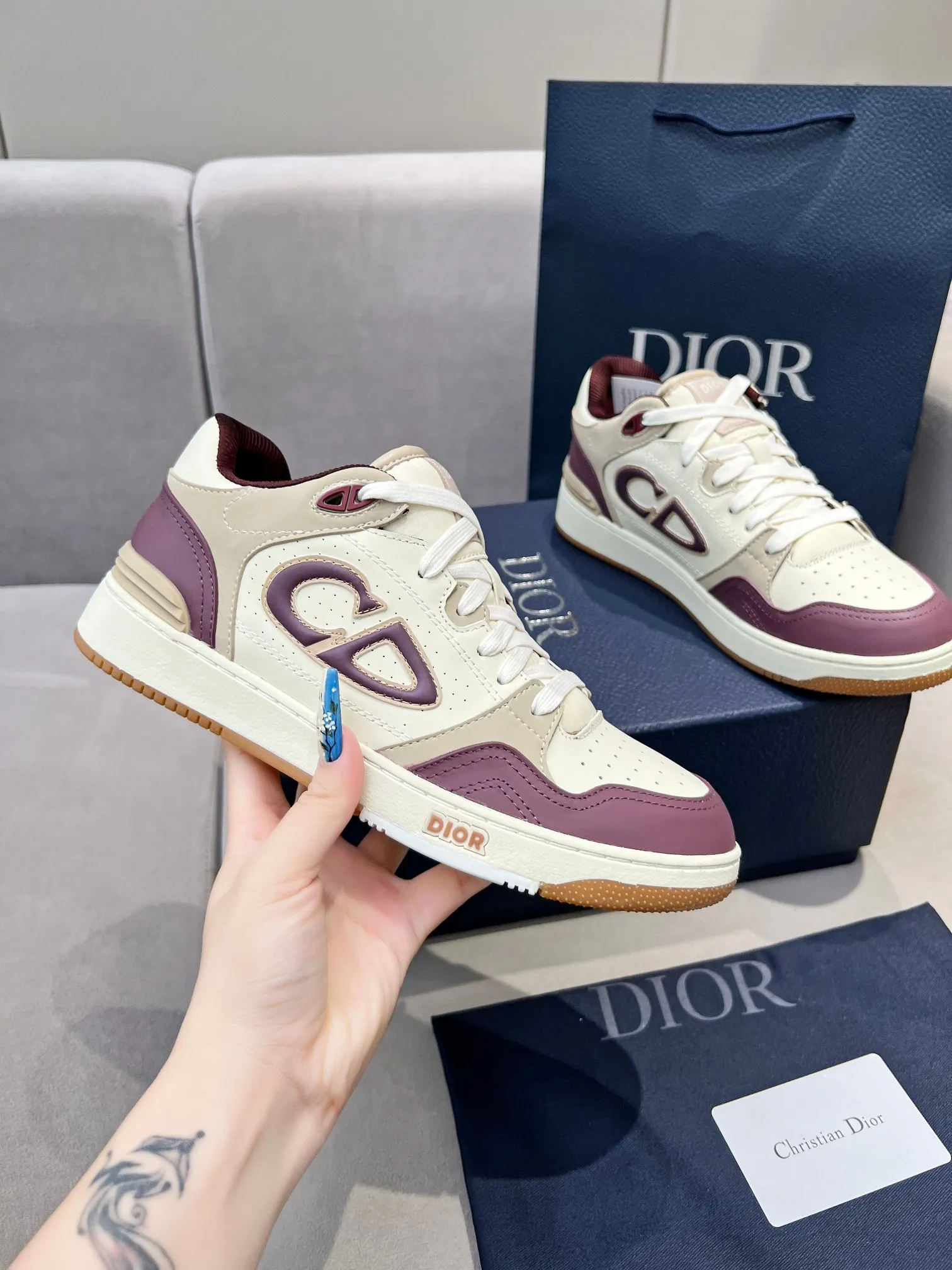 Men's Men's Shoes 💰600 Dior DiorB57 top version of low-top sneakers! ! ! Green with beige smooth first-layer cowhide, fully oiled edges, T men's shoes 💰U outsole.  The 2024 autumn men's wear series has made a wonderful debut, a new classic item launched by Dior. Crafted from smooth first-grain cow leather in vibrant green and beige, it's accented with tonal Oblique embossed labels on the sides. The distinctive laces of the same color match the color of the shoe body, and the opening and closing are decorated with various classic details on the tongue, sole and back side to enhance the style. The eyelet details, upper stitching and heel strip panels of the same color highlight the dynamic charm of its sports style. Exclusive two-color molded T men's shoes 💰U outsole is light, comfortable, non-slip and wear-resistant, the mesh lining and feet are customized with original colors, soft and breathable. Exquisite production technology highlights the grade, and can be matched with all kinds of clothing to create a refined look.